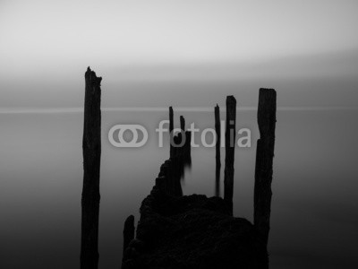 kentauros, Dämmerung an der Küste Rügens (abenddämmerung, morgengrauen, blau, brücke, anlegestelle, küste, ostsee, deutsch, mecklenburg, natur, landschaft, nebel, wolken, bewölkt, wetter, stranden, wasser, pfeiler, europa, nordeuropa, jahreszeit, winter, herbst, schwarz, weiß, weiß, monochro)