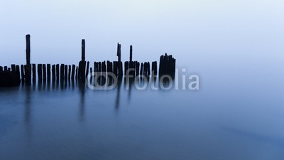 kentauros, Dämmerung an der Küste Rügens (abenddämmerung, morgengrauen, blau, brücke, anlegestelle, küste, ostsee, deutsch, mecklenburg, natur, landschaft, nebel, wolken, bewölkt, wetter, stranden, wasser, pfeiler, europa, nordeuropa, jahreszeit, winter, herbs)