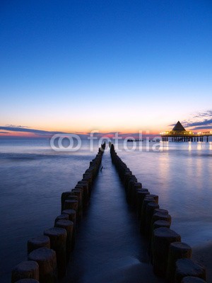 kentauros, Morgendämmerung/Seebrücke in Heringsdorf auf Usedom (insel, usedom, mecklenburg, glühbirne, urlaub, küste, stranden, seebad, welle, ostsee, nachtaufnahme, nacht, deutsch, maritim, brücke, anlegestelle, architektur, gebäude, sehenswürdigkeit, tourismus, meer, beleuchtung, reiseziel, mitteleurop)