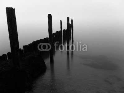 kentauros, Nebel an der Küste Rügens (abenddämmerung, morgengrauen, blau, brücke, anlegestelle, küste, ostsee, deutsch, mecklenburg, natur, landschaft, nebel, wolken, bewölkt, wetter, stranden, wasser, pfeiler, europa, nordeuropa, jahreszeit, winter, herbst, schwarz, weiß, weiß, monochro)