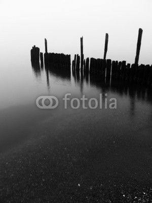 kentauros, Nebel an der Küste Rügens (abenddämmerung, morgengrauen, blau, brücke, anlegestelle, küste, ostsee, deutsch, mecklenburg, natur, landschaft, nebel, wolken, bewölkt, wetter, stranden, wasser, pfeiler, europa, nordeuropa, jahreszeit, winter, herbst, schwarz, weiß, weiß, monochro)