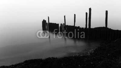 kentauros, Nebel an der Küste Rügens (abenddämmerung, morgengrauen, blau, brücke, anlegestelle, küste, ostsee, deutsch, mecklenburg, natur, landschaft, nebel, wolken, bewölkt, wetter, stranden, wasser, pfeiler, europa, nordeuropa, jahreszeit, winter, herbst, schwarz, weiß, weiß, monochro)