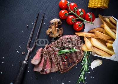 Kesu, Beef steak on stone background (steak, rindfleisch, barbecue, grill, geröstet, steine, roh, fleisch, filets, pfeffer, tenderloin, holz, salz, rosmarin, schließen, protein, essen, close-up, feinschmecker, rare, mignon, frisch, roastbeef, rot, hölzern, oberfläche, board, mahlzei)