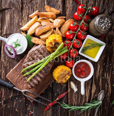 Kesu, Beef steak on wooden table (steak, rindfleisch, barbecue, grill, geröstet, steine, roh, fleisch, filets, pfeffer, tenderloin, holz, salz, rosmarin, schließen, protein, essen, close-up, feinschmecker, rare, mignon, frisch, roastbeef, rot, hölzern, oberfläche, board, mahlzei)