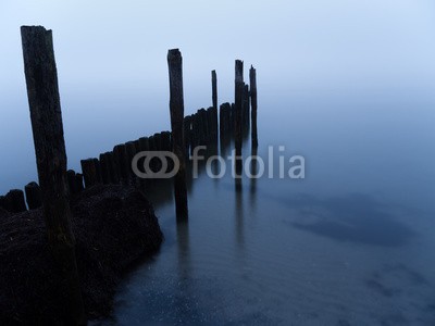 kentauros, Dämmerung an der Küste Rügens (abenddämmerung, morgengrauen, blau, brücke, anlegestelle, küste, ostsee, deutsch, mecklenburg, natur, landschaft, nebel, wolken, bewölkt, wetter, stranden, wasser, pfeiler, europa, nordeuropa, jahreszeit, winter, herbs)