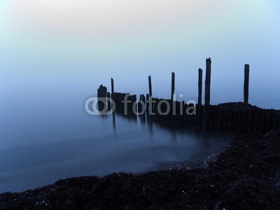 kentauros, Dämmerung an der Küste Rügens (abenddämmerung, morgengrauen, blau, brücke, anlegestelle, küste, ostsee, deutsch, mecklenburg, natur, landschaft, nebel, wolken, bewölkt, wetter, stranden, wasser, pfeiler, europa, nordeuropa, jahreszeit, winter, herbs)