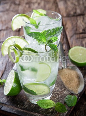 Kesu, fresh mojito drink (cocktail, close-up, alkohol, kalt, mojito, trinken, getränke, grün, zitrusgewächs, kalk, tropisch, eis, kühl, kubaner, rum, essen, bar, alkoholiker, sauer, frisch, erfrischend, frische, slice, leaf, minzen, süss, obst, saft, sommer, zutaten, spirituos)