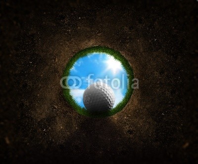 kevron2001, Golf ball falling into the cup (abstrakt, cave, herausforderung, schließen, kreativ, dunkel, ausstattung, absteigend, spaß, spiel, fußballtor, golf, golf ball, golf, gras, grün, locher, punkt, nähe, tunnel, nein, niemand, objektiv, objekt, 1, blickwinkel, raum, sport, symbo)