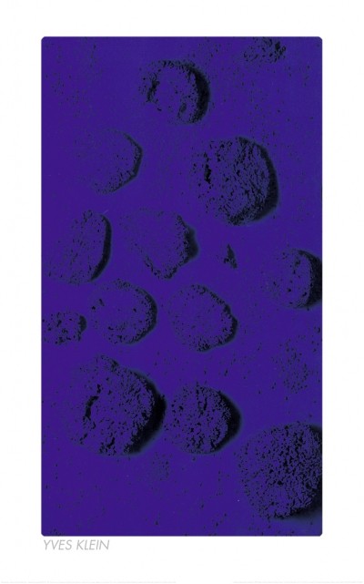 Yves Klein, RE 15, Blaues Schwammrelief (Klassische Moderne, Malerei, Assemblage, Relief, Schwämme, Struktur, Abstrakt, Nouveau Réalisme, Minimalismus, geometrische Form, Rechteck, Wohnzimmer, Büro, blau)