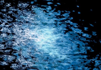 Ortwin Klipp, Liquids 3 (Fotokunst, Wasser, Reflexionen, Spiegelungen, Licht, Klarheit, Frische, Büro, Business, Wohnzimmer, blau)