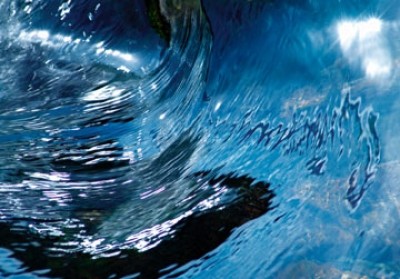 Ortwin Klipp, Liquids 7 (Fotokunst, Wasser, Welle, Rolle, Bewegung, Energie, Kraft, Büro, Business, Wohnzimmer, blau)
