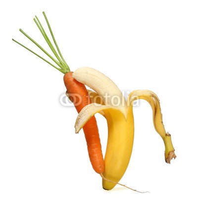 Klaus Eppele, Banane und Karotte beim Tanz (banane, möhren, rüben, obst, gemüse, vitamine, tanzen, tanzen, elegant, stehen, umarmung, begrenzt, paar, liebe, verliebt, gesund, symbiose, zusammen, walzer, nähe, obst, orange, gelb, romanze, vegetarisch, kuss, liebkose)