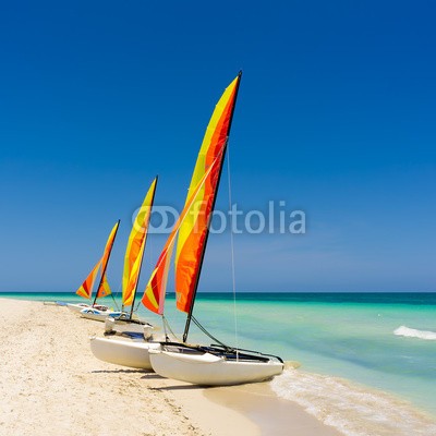 kmiragaya, Colorful sailing boats on a cuban beach (sailing, katamaran, boot, nautisch, leisure, marina, amerika, attraktion, strand, schöner, blau, ruhe, karibik, küste, bunt, cuba, kubaner, reiseziel, berühmt, grün, gruppe, urlaub, horizont, insel, orientierungspunkt, natürlich, natur, ozean, orang)