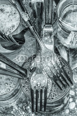 kmiragaya, Cutlery being washed with water and detergent (spullersee, besteck, kÃ¼che, soap, spÃ¼lmittel, dishware, wasserhÃ¤hne, weiÃŸ, silber, blau, abzweigungen, hintergrund, niemand, work, zuhause, haus, glas, wasser, kristalle, fallen aufsteigen, sauber, wasser spritzen, verschmutzt, gesundheitskur, glÃ¤nze)