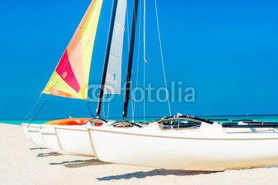 kmiragaya, Sailboats with colorful sails on a tropical beach (segelboot, segel, boot, katamaran, strand, schöner, blau, karibik, küste, bunt, cuba, kubaner, reiseziel, spaß, himmel, urlaub, horizont, orientierungspunkt, leisure, marina, nautisch, niemand, ozean, paradise, erholung, resort, sand, sandig, mee)