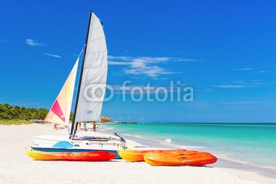 kmiragaya, Rental boats at Varadero beach in Cuba (cuba, strand, karibik, segel, boot, amerika, antillen, schöner, blau, katamaran, küste, bunt, kubaner, reiseziel, spaß, urlaub, hotel, insel, kayak, orientierungspunkt, leisure, natürlich, natur, nautisch, ozean, draußen, erholung, entspannen, miet)