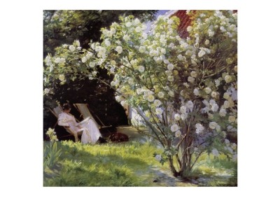 Peder Severin Kroyer, Havepartie Med Marie (Klassiker, Malerei, Impressionismus, Licht, Schatten, Reflexion, Leuchtkraft, Frau, Sommer, Garten, Busch, Strauch, Rosen, Blüten, Liegestuhl, Zeitung, bunt)