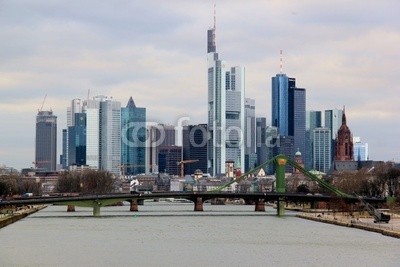 kuegi, Frankfurt-Skyline am Tag bei bewölktem Himmel (Frankfurt, skyline, hessen, bank, hochhaus, wolkenkratzer, stadt, gebäude, stadt, fluß, gebäude, urban, stadthaus, grau, himmel, brücke, wirtschaft, finanzen, metropole, büro, türme, hoch, blick, rhein-main-gebiet, wolkig, bewölkt, industrie, handel, vers)