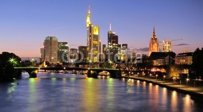 kuegi, Frankfurt-Main bei Abenddämmerung (Frankfurt, abend, dämmerung, hessen, skyline, blau, wasser, fluß, wolkenkratzer, hochhaus, gebäude, stadt, stadt, beleuchtete frauenkirche, nacht, bank, wirtschaft, arbeit, deutschland, europa, metropole, business, börse, hochkarätig, steigung, handel, in)