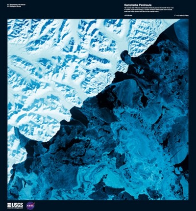 Landsat-7, Kamchatka Peninsula (Wunschgröße, Photokunst, Fotokunst, Nasa, Satellit, Satellitenbild, Russland, Halbinsel, Licht / Schatten, Land,  Wohnzimmer, Büro, Treppenhaus, weiß / blau)