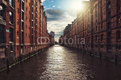 lassedesignen, Hamburg, Speicherstadt (hamburg, deutschland, kanal, sonnenuntergänge, hafen, lagerhaus, hafenanlagen, fremdenverkehr, veraltet, urbano, handel, sehenswürdigkeit, bejahrt, haus, historisch, städtisches, stadt, stadt, zuhause, brücke, wasser, fluß, kaufhau)