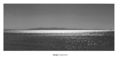 Jan Lens, Sailing Home (Fotokunst, Photokunst, Meeresbrise, Meer, Land,Horizont, Licht, Sonne, Schatten, Reflexion, schwarz / weiß)