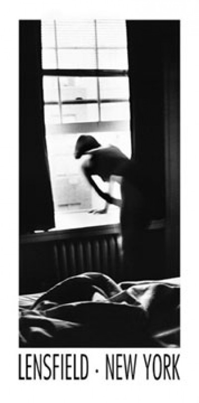 Lance Lensfield, Chelsea (Photokunst, Fotokunst, New York, Hotelzimmer, Bett, Frau, Rückenansicht, Erotik, Fenster, schwarz / weiß)