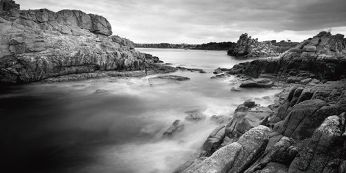 Leo Seidel, Cte de Granit Rose (Wunschgröße, Photokunst, Fotografie, Meeresbrise, Landschaftsfotografie, Meer, Felsen, Wohnzimmer, Treppenhaus, schwarz - weiß)