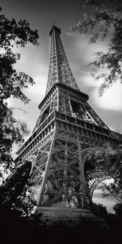 Leo Seidel, Eiffel Turm II (Eiffelturm, Paris, Wahrzeichen, Architektur, Konstruktion, Perspektive, Untersicht, Wohnzimmer, Treppenhaus, Wunschgröße, Fotokunst, schwarz/weiß)