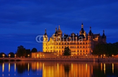 LianeM, Schwerin SchlossNacht - Schwerin palace night 02 (schloss, schloss, deutschland, park, europa, haus, gebäude, mecklenburg-vorpommern, mecklenburg, wohnsitz, wasser, teich, see, blau, wolken, himmel, renaissance, romantisch, romantisch, turm, baum, nacht, abend, abenddämmerung, angestrahlt, schwar)