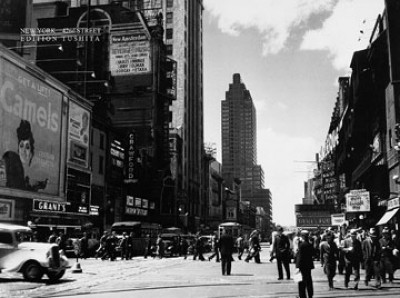 Liby, New York, 42nd Street (Fotografie, Photografie, Amerika, Stadt, Architektur, Wolkenkratzer, Skyline, Oldtimer, Fußgänger, Nostalgie, schwarz / weiß)