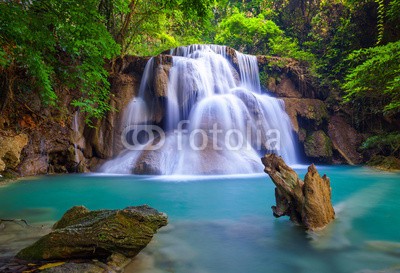 lkunl, Deep forest Waterfall in Kanchanaburi, Thailand (wasserfall, wasser, cascade, fallen, katarakt, sauber, sturzbach, kühl, flüsschen, strom, smaragd, strömend, erstaunlich, schöner, flüssig, laubwerk, wald, frisch, frische, grün, himmel, urwald, landschaft, leaf, bewegung, natürlich, natur, paradis)