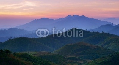 lkunl, Landscape of sunrise over mountains in Kanchanaburi,Thailand (morgengetränk, abenddämmerung, hügel, landschaft, berg, sunrise, sonnenuntergänge, oberteil, Silhouette, alp, hintergrund, schön, schönheit, blau, bewölkung, kalt, farbe, colorful, umwelt, wald, gras, grün, hoch, mittelgebirge, hiking, horizont, landen, l)