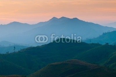 lkunl, Landscape of sunrise over mountains in Kanchanaburi,Thailand (landschaft, berg, thailand, Silhouette, alp, hintergrund, schön, schönheit, blau, bewölkung, kalt, farbe, colorful, morgengetränk, abenddämmerung, umwelt, wald, gras, grün, hoch, mittelgebirge, hiking, hügel, horizont, landen, licht, morgens, natur, orang)