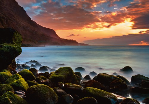 Lothar Ernemann, Teneriffa Brandung (Wunschgröße, Fotografie, Landschaftsfotografie, Meeresbrise, Spanien, Atlantik, Kanarische Insel, Kieselstrand, Sonnenuntergang, Horizont, Wohnzimmer, Treppenhaus, Arztpraxis, Schlafzimmer, bunt)