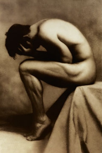 Edward Lunch, Nude Male (Akt, Aktfotografie, nackter Mann, muskulös, Profil, Verzweifelung, Trauer, Schlafzimmer, sepia)