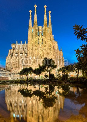 Mapics, Sagrada Familia at night, Barcelona (sagrada familia, barcelone, Spanien, nacht, dom rep, blau, Architektur, besinnung, kirche, himmel, turm, catalonia, twilight, abenddämmerung, angestrahlt, beleuchtete frauenkirch)