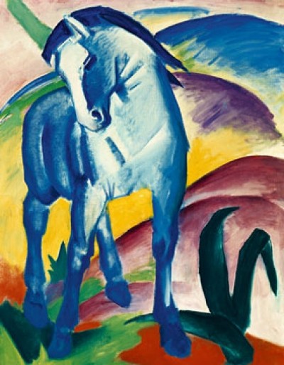 Franz Marc, Blaues Pferd I (Malerei, Expressionismus, Pferd, Landschaft, Hügel, Tier, figurativ, klassische Moderne, Wohnzimmer, Arztpraxis, Treppenhaus, blau, bunt)