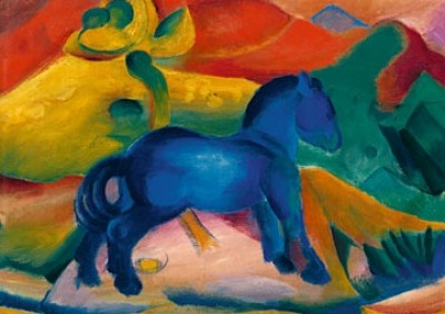 Franz Marc, Blaues Pferdchen (Malerei, Expressionismus, kleines Pferd, Tier, figurativ, Seitenansicht, Landschaft, Hügel, klassische Moderne, Wohnzimmer, Arztpraxis, Treppenhaus, blau / bunt)