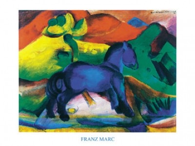 Franz Marc, Blaues Pferdchen (Malerei, Expressionismus, Pferd, Tier, figurativ, Landschaft, Hügel, klassische Moderne, Wohnzimmer, Arztpraxis, Treppenhaus, blau / bunt)