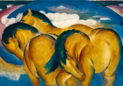 Franz Marc, Die kleinen gelben Pferde (Malerei, Expressionismus, Pferde, Tiere, kleine Pferde, figurativ, Landschaft, Hügel, Wolken, klassische Moderne, Wohnzimmer, Arztpraxis, Treppenhaus, gelb / bunt)