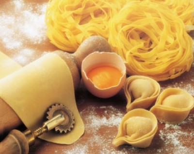 Riccardo Marcialis, Pasta italiana (Nudeln, Eier, Nudelteig, Teig, Nudelholz, Pasta, Italien, Essen, Küche, Kochen, Esszimmer, Gastronomie, Fotografie, bunt)