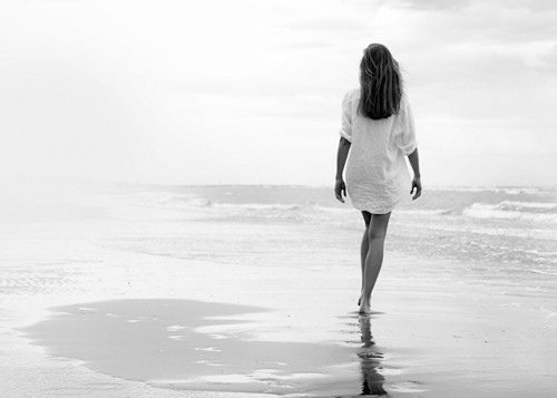 Marco Milillo, Walking on a White Beach (Fotografie, Meeresbrise, Strand, Frau, Spaziergang, Strandspaziergang, Sand, Melancholie, Sehnsucht, Schlafzimmer, Wunschgröße,schwarz / weiß,People & Eros)