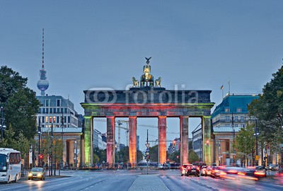 Marco2811, Berlin - Brandenburger Tor (brandenburger, tor, berlin, hauptstadt, orientierungspunkt, beleuchtet, abend, deutschland, berliner, europa, geschichte, historisch, packung, freiheit, abenddämmerung, bejahrt, angestrahlt, sehenswürdigkeit, berühmt, denkmal, deutsch, gebäude, himme)