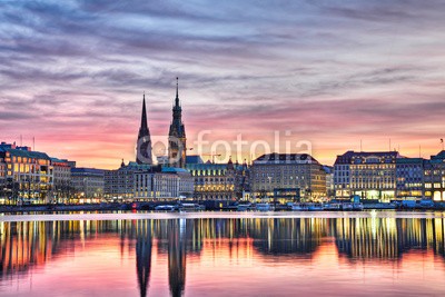 Marco2811, Hamburg am Abend (Hamburg, puerto, beleuchtet, abend, skyline, rath, alster, abend, abend, deutschland, fassade, innenstadt, jungfrau, kirche, kirche, kirchtürme, michel, norddeutschland, reflektierung, see, sehenswürdigkeit, spiegelung, beleuchtete frauenkirche, elb)