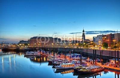 Marco2811, Hamburg Barkassen blauer Himmel (Hamburg, skyline, puerto, wasser, boot, abend, abend, ausflug, deutschland, innenstadt, kirche, kirchtürme, michel, norddeutschland, reflektierung, sehenswürdigkeit, spiegelung, beleuchtete frauenkirche, elbe, hafenkran, hansestadt, himmel, metropol)