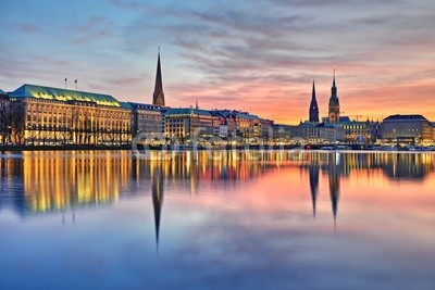 Marco2811, Hamburg im Abendlicht (Hamburg, puerto, beleuchtet, abend, skyline, rath, alster, abend, abend, deutschland, fassade, innenstadt, jungfrau, kirche, kirche, kirchtürme, michel, norddeutschland, reflektierung, see, sehenswürdigkeit, spiegelung, beleuchtete frauenkirche, elb)