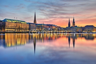 Marco2811, Hamburg im Abendlicht (Hamburg, puerto, beleuchtet, abend, skyline, rath, alster, abend, abend, deutschland, fassade, innenstadt, jungfrau, kirche, kirche, kirchtürme, michel, norddeutschland, reflektierung, see, sehenswürdigkeit, spiegelung, beleuchtete frauenkirche, elb)