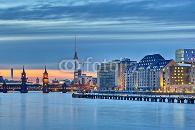 Marco2811, Oberbaumbrücke (berlin, orientierungspunkt, hauptstadt, abend, abenddämmerung, wasser, spree, überbrückung, brücke, deutschland, fluß, hafen, luftaufnahme, luftbild, schiff, sehenswürdigkeit, schiff, skyline, ddr, architektur, historisch, kanal, kunst, glühbirn)