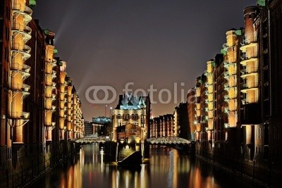 Marco2811, Speicherstadt Hamburg (speicherstadt, hamburg, beleuchtet, historisch, wahrzeichen, puerto, sehenswürdigkeit, abend, alt, altes, gebäude, beleuchtete frauenkirche, deutschland, europa, fleet, gebäude, historisch, illuminiert, kanal, lagerhaus, lagerhaus, nacht, nachts, norddeut)